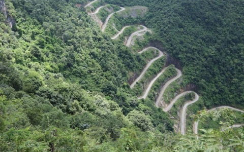 Theo chân “phượt thủ” khám phá đèo 14 tầng nổi tiếng bậc nhất ở Cao Bằng