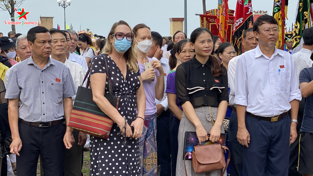 Hàng ngàn người tham gia Lễ hội Nghinh Ông ở thành phố Vũng Tàu