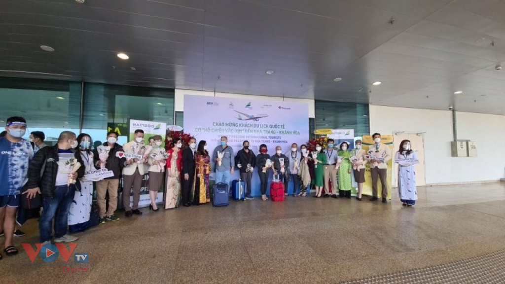 Khánh Hòa: Đón đoàn khách du lịch có 'hộ chiếu vaccine' đầu tiên, tạo đà phục hồi du lịch