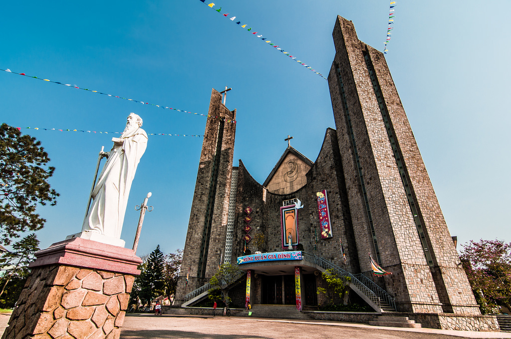 Nhà thờ chính tòa Phủ Cam - Nhà Thờ Công Giáo Việt Nam