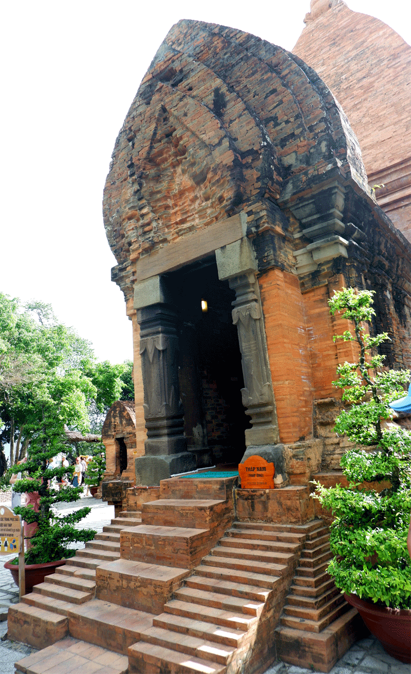 Ngắm nét cổ kính với kiến trúc độc đáo của Tháp Bà Ponagar Chămpa ở Nha Trang