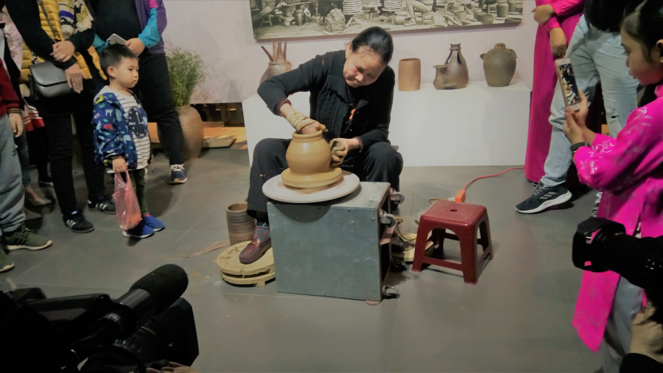 “Sắc dó và gốm Hương Canh”: tôn vinh hai làng nghề truyền thống