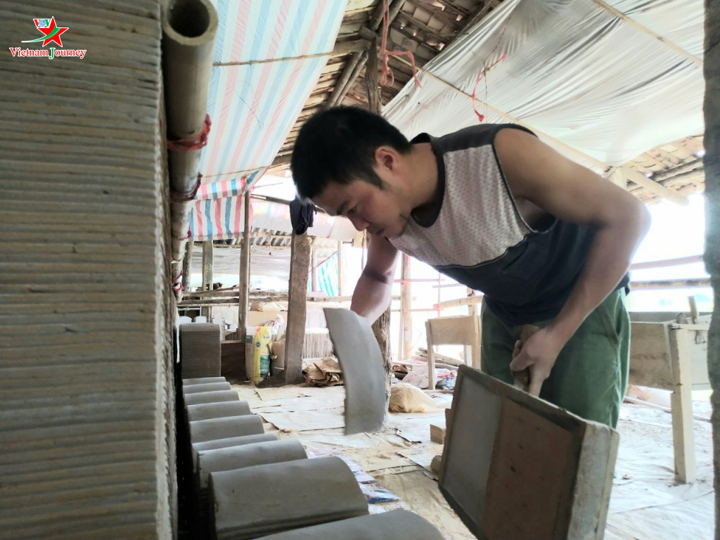 Độc đáo nghề làm ngói âm dương của người Tày, Nùng xứ Lạng