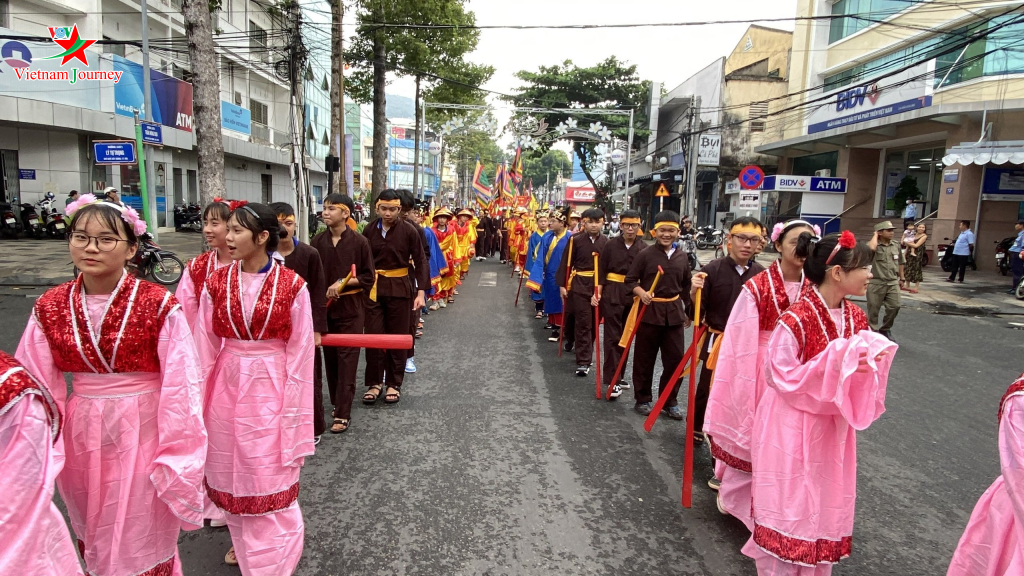 Hàng ngàn người tham gia Lễ hội Nghinh Ông ở thành phố Vũng Tàu