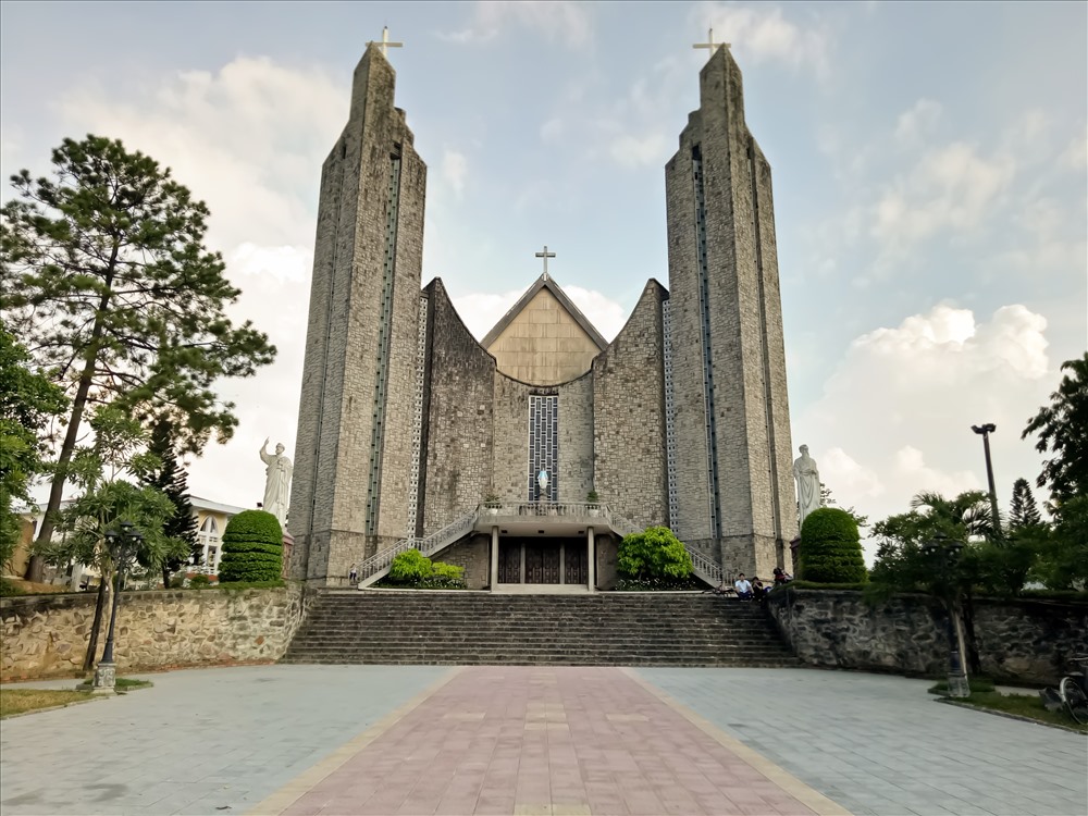 Nhà thờ Phủ Cam - "Trái tim" của Giáo phận Huế