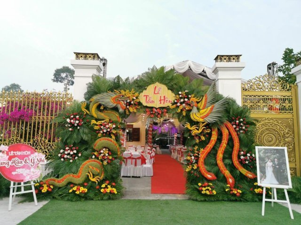 Choáng ngợp trước cổng cưới rồng phượng khổng lồ ở Vĩnh Long