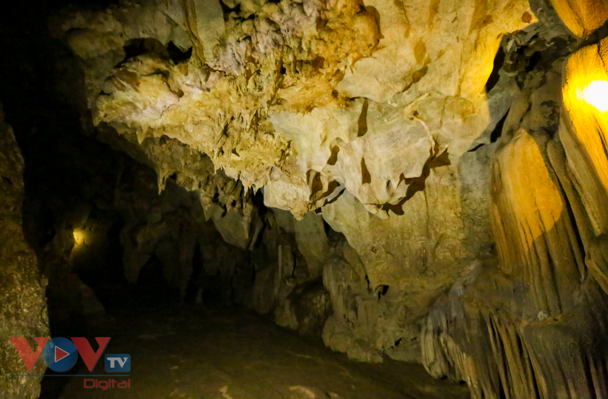 Khám phá vẻ đẹp hang động Chua Ta ở Điện Biên