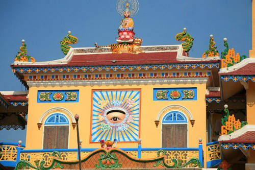 Khám phá Tòa Thánh cốt tre nổi tiếng thế giới ở Tây Ninh