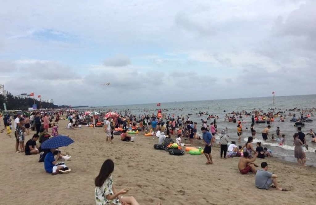 Bãi biển Sầm Sơn vẫn đông nghịt người, thành phố ra công văn khẩn