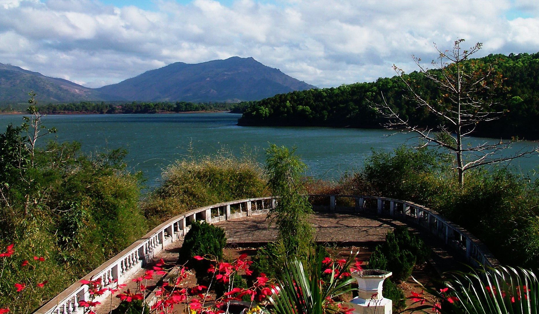 Vẻ đẹp thơ mộng của hồ T'Nưng - Báo Đắk Lắk điện tử