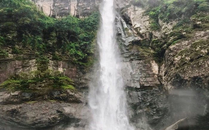 Về Yên Bái check in thác Háng Tề Chơ, nghe 'khúc hòa tấu' của thác nước kỳ  vĩ giữa núi rừng Tây Bắc - Du Lịch Tây Bắc