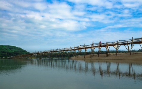 Vẻ đẹp của cây cầu gỗ dài nhất Việt Nam