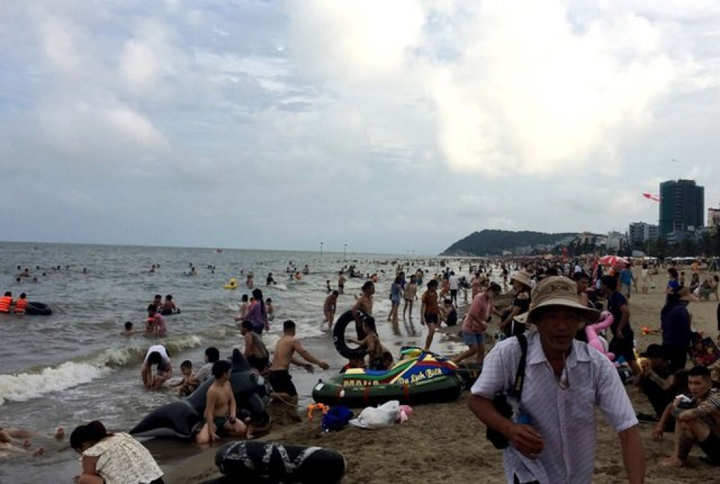 Bãi biển Sầm Sơn vẫn đông nghịt người, thành phố ra công văn khẩn