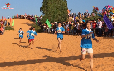 Bình Thuận: Độc đáo hội thi chạy vượt đồi cát Mũi Né